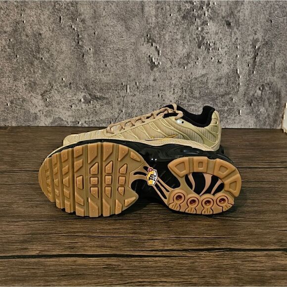 Nike Air Max Plus "Grade School"   - Picture 4 of 5